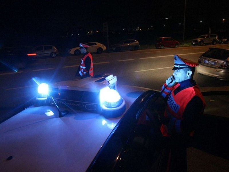 Ubriaco, picchia la madre <br> e fugge in auto in piena notte