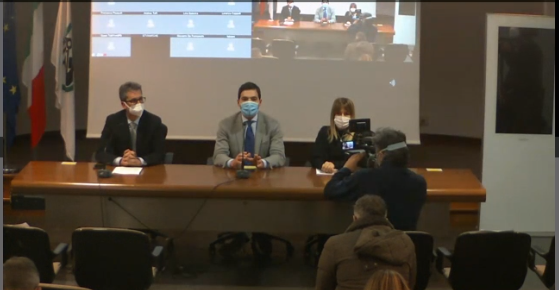 Scuole, la Regione prova ad accelerare <br> «Valutiamo riapertura superiori <br> da lunedì e al 50% in presenza»