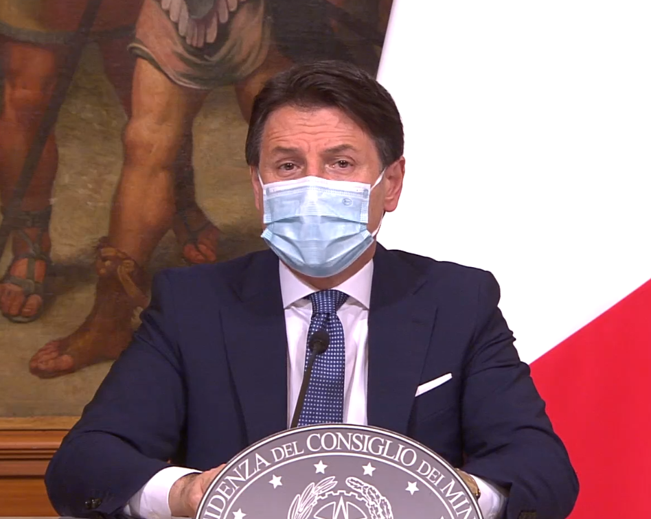 A casa di amici e parenti solo in due, <br> vietati gli spostamenti fuori regione: <br> approvato il nuovo decreto Covid
