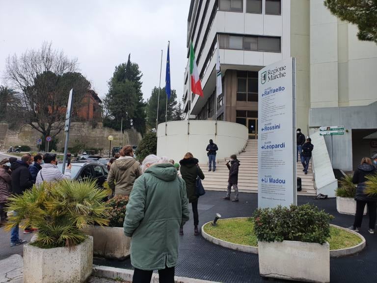 Superiori chiuse fino al 31 gennaio, <br> presidio bis sotto la Regione <br> «Acquaroli ritiri l’ordinanza»