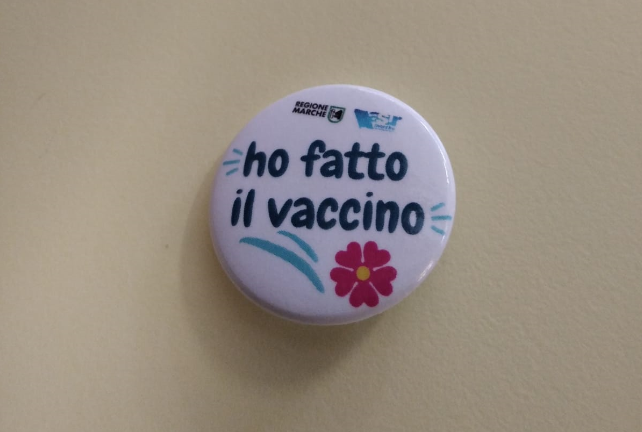 Vaccini, somministrate le seconde dosi: <br> la spilla a chi ha completato il percorso