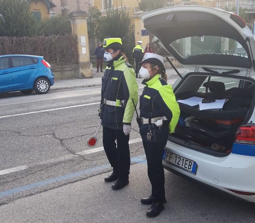 Ubriaco e senza mascherina <br> urina su un’auto in sosta