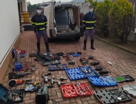 Il furgone e gli attrezzi <br> al suo interno sono rubati: <br> beccato dalla Polizia Stradale Il furgone e gli attrezzi <br> al suo interno sono rubati: <br> beccato dalla Polizia Stradale