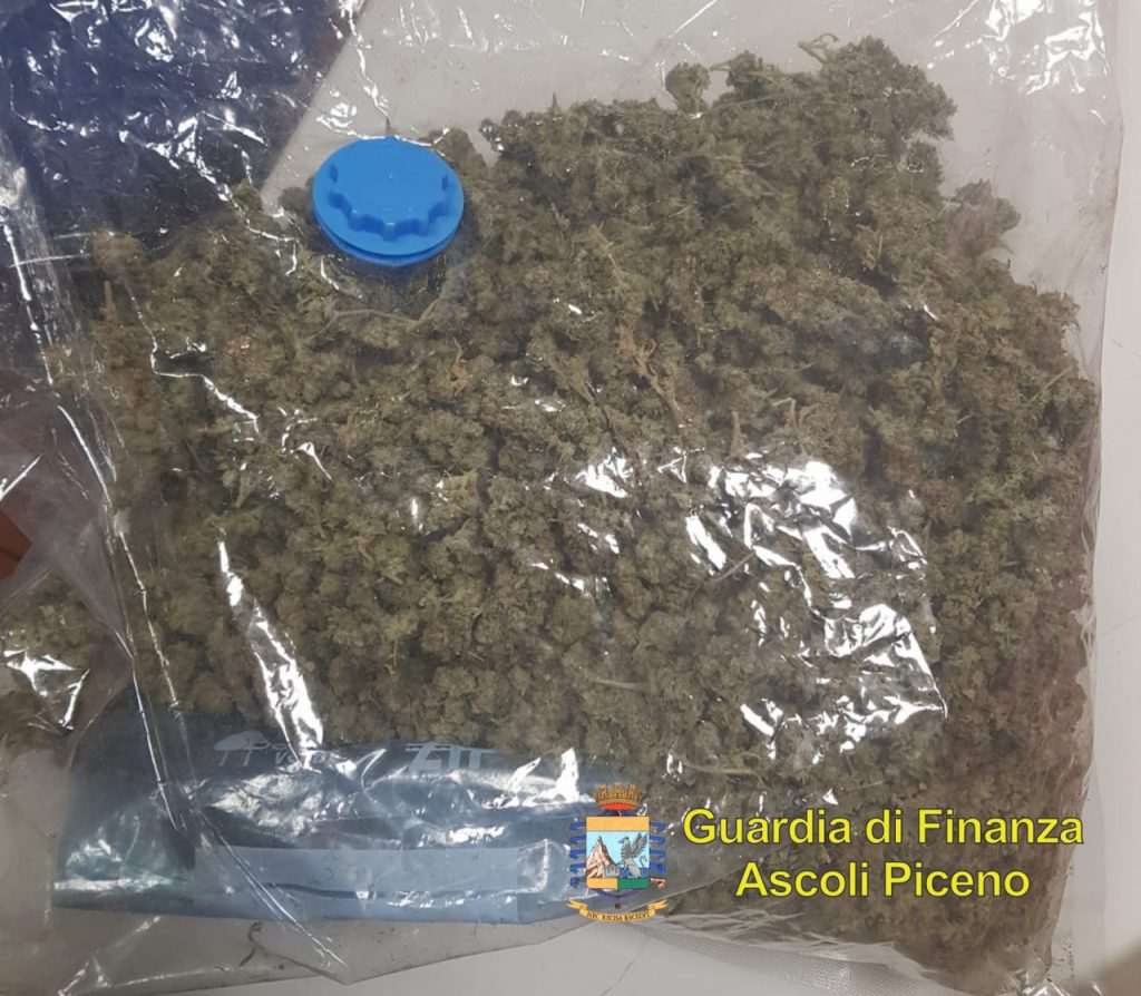 Si fa recapitare la droga a casa, <br> ma alla porta trova la Guardia di Finanza