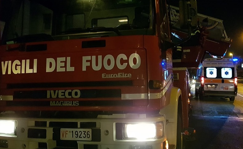 Incendio in una palazzina <br>Soccorse quattro persone: <br>ci sono anche due bambini
