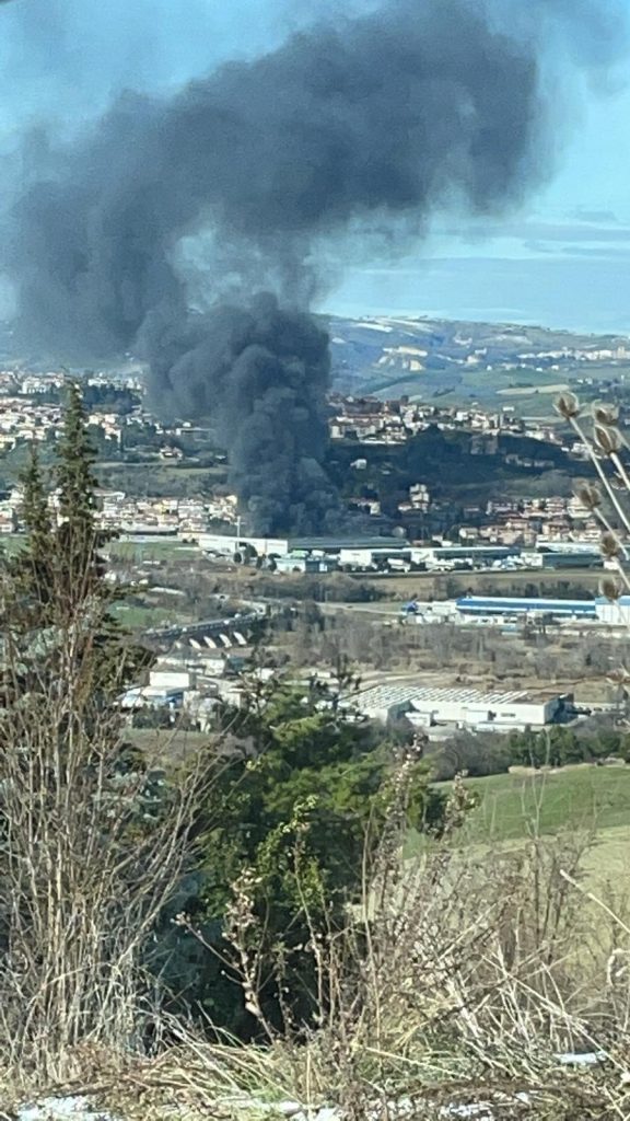 Incendio a Villa Sant’Antonio, <br> il sindaco: «Chiudete le finestre» <br> <span> (Foto e Video) </span>