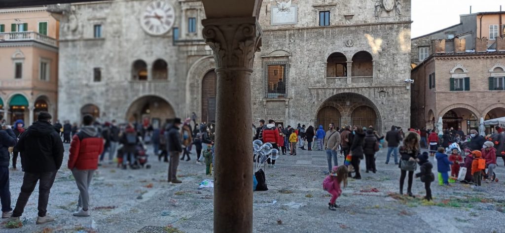 Martedì grasso ai tempi del Covid: <br> la fine della festa che non c’è stata <br> Ma la piazza è tornata in mano ai bimbi