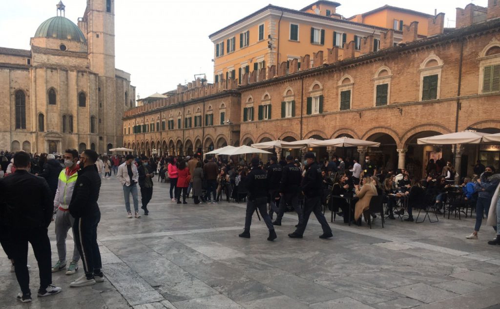 Ultimo weekend in zona gialla, <br> centro storico gremito di giovani <br> Tra assembramenti e voglia di vivere <br> Bene l’ordinanza anti alcol