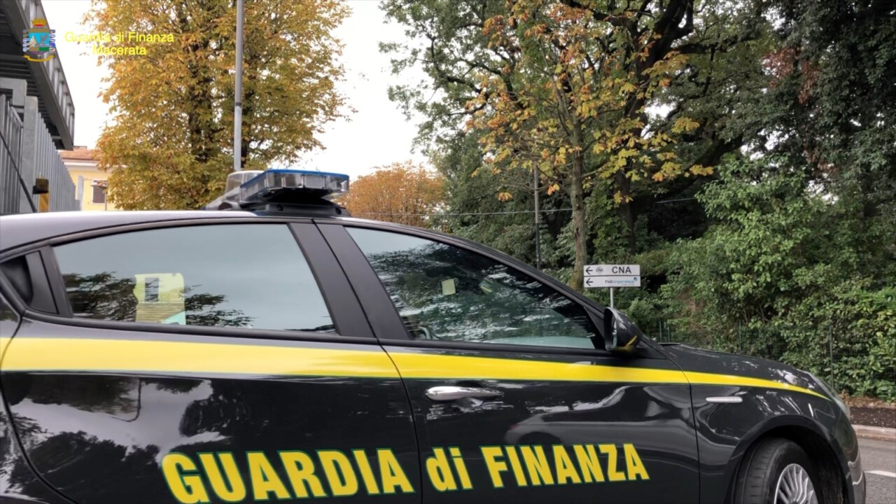 Maxi sequestro della Finanza: oltre 6.000 scarpe e accessori contraffatti, valore oltre un milione