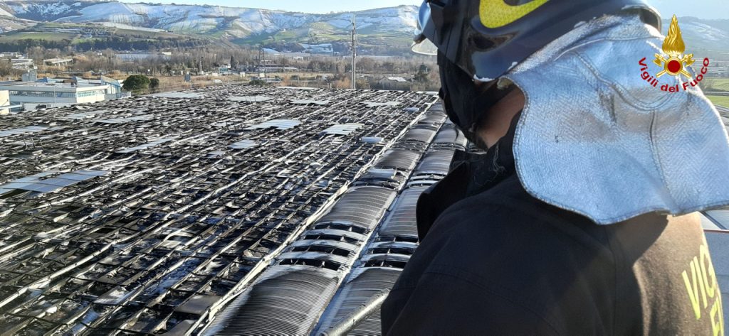 Incendio a Villa Sant’Antonio, <br> corsa contro il tempo <br> per evitare che si propaghi <span> (Foto e video) </span>