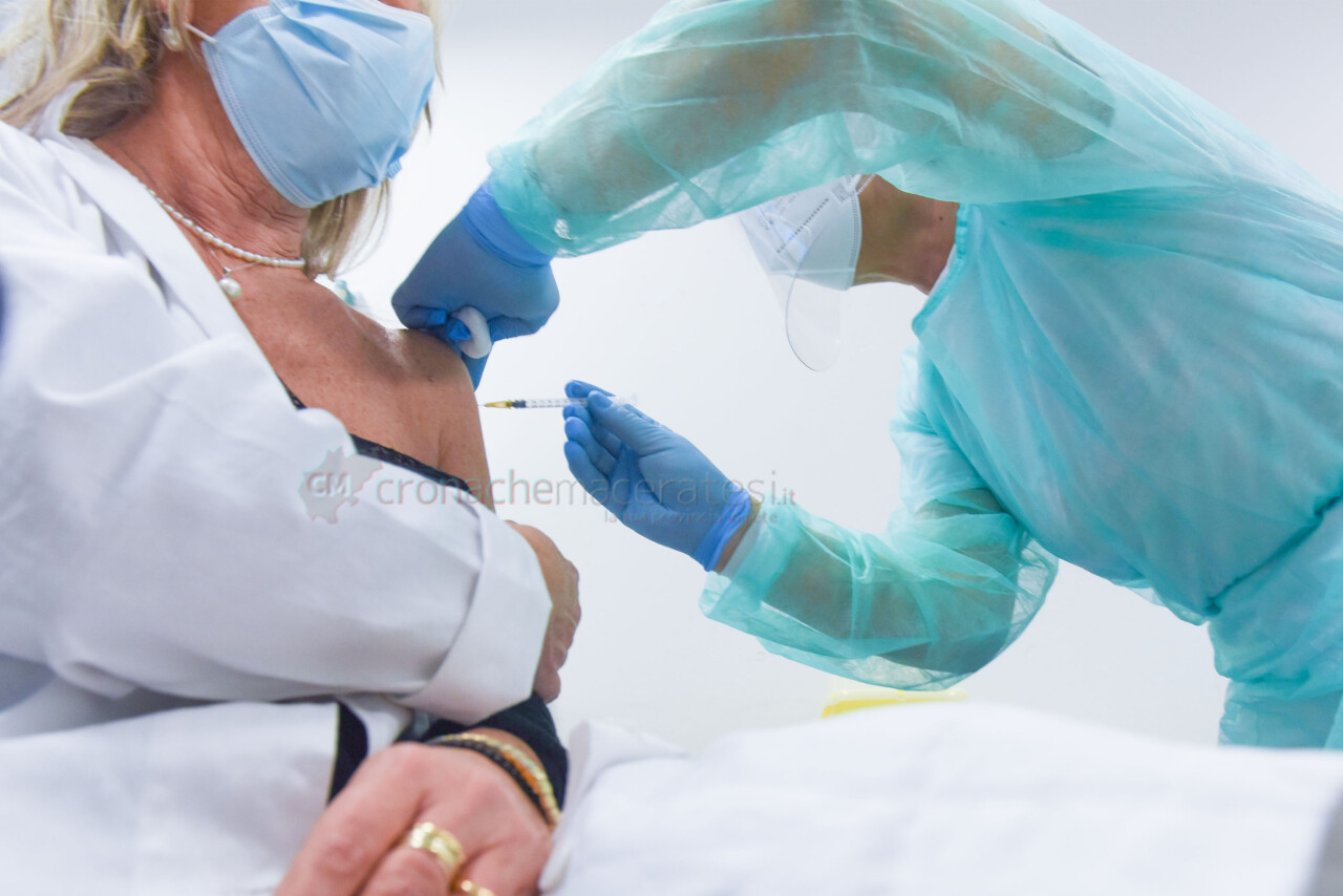 Piano vaccinale, l’accusa di Italia Viva: <br> «Dal centrodestra toni trionfalistici <br> ma siamo ultimi per gli over 80»