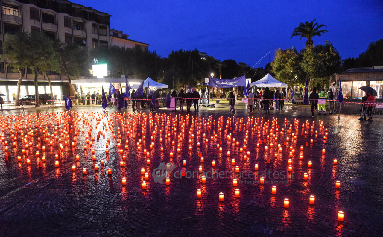 Confartigianato porta in piazza <br> «il cimitero delle imprese marchigiane <br> In un anno persi 20 miliardi» <span>(Video)</span>