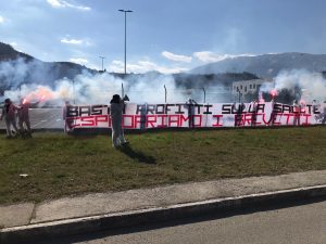 Pfizer: striscioni, fumogeni <br> e volantini dei Centri sociali <br> davanti alla Pfizer <span> (Video e foto)
