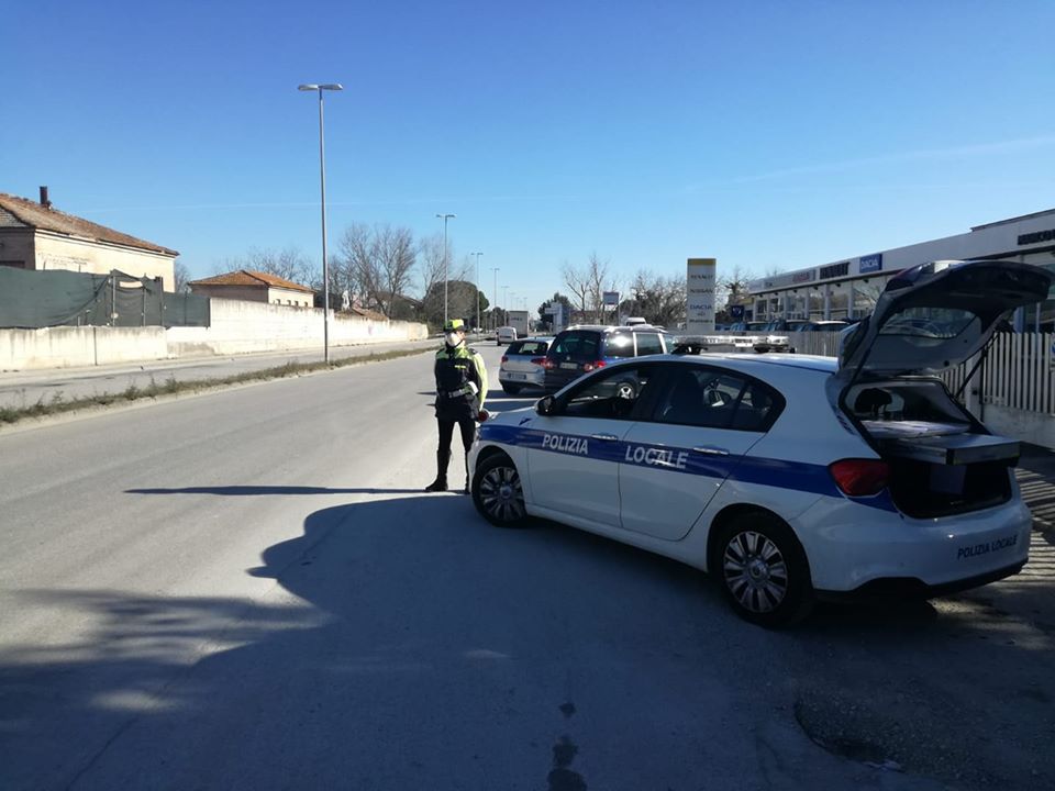 Guidano senza patente e assicurazione: multe per 21.000 euro