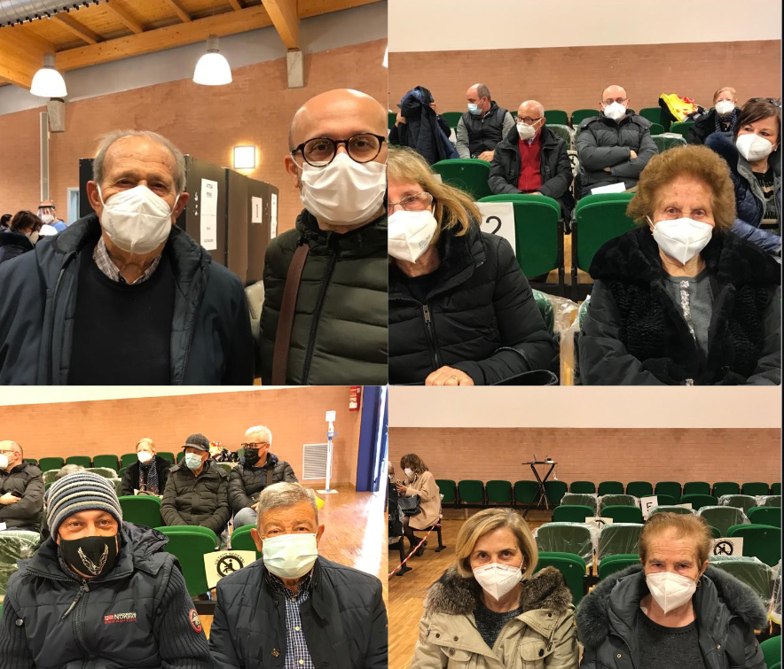 Puntuali ed emozionati: <br> l’esercito degli over 80 in fila <br> per la prima dose di vaccino <span> (Le foto) </span>
