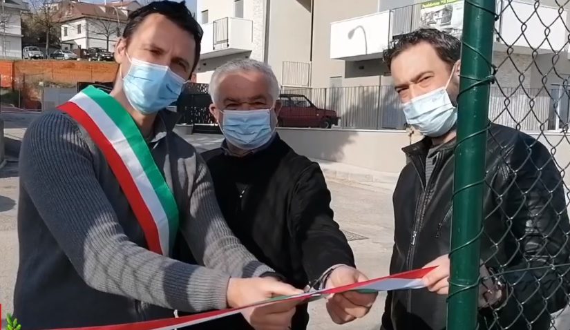 Campo da basket, <br> taglio del nastro in via Vignà <br> «Sport e arte <br> per una comunità unita»