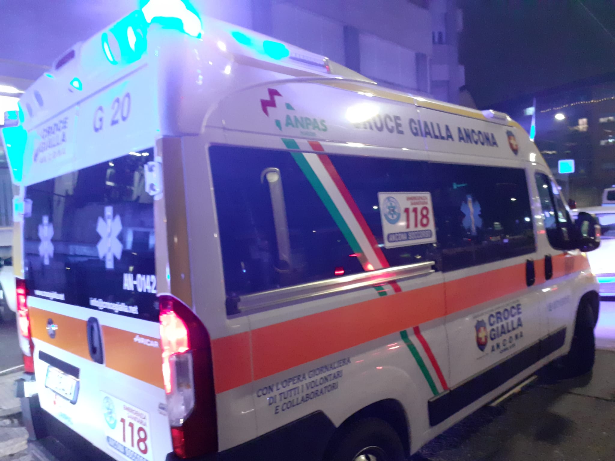 Scappa dall’ospedale <br> con l’ago e il sondino <br> della flebo nel braccio