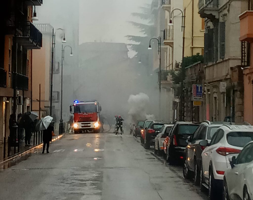 Paura in centro storico: <br> auto in fiamme e crollo <br> di cornicioni <span> (Video e foto)