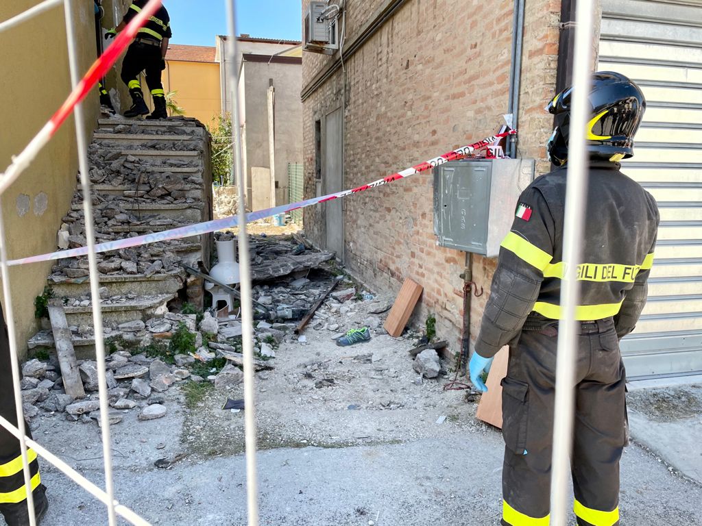 Crolla la tettoia, <br> operaio travolto <span> (Video)