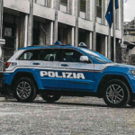 Aveva machete, pugnale e cannabis in casa: la madre chiama la Polizia 