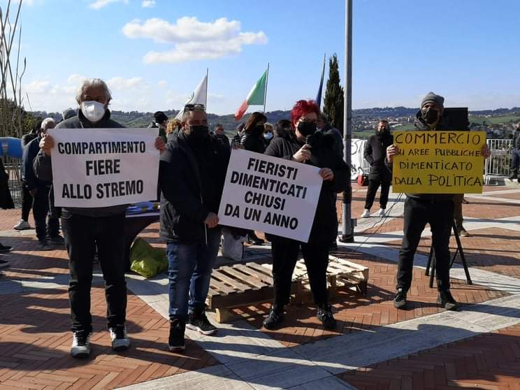 «Non siamo untori, siamo lavoratori» <br> Protesta degli ambulanti in Regione <br><span> (Foto) </span>
