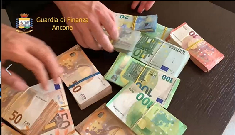 Truffa agli investitori con lo “schema Ponzi”: <br> raggiro per oltre 200 mila euro, <br> indagato anche ex giocatore di basket