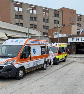 Ambulanze in fila al “Torrette”: <br> «Anche 7 ore di attesa per un ricovero» <BR> <span> (Il video) </span> Ambulanze in fila al “Torrette”: <br> «Anche 7 ore di attesa per un ricovero» <BR> <span> (Il video) </span>