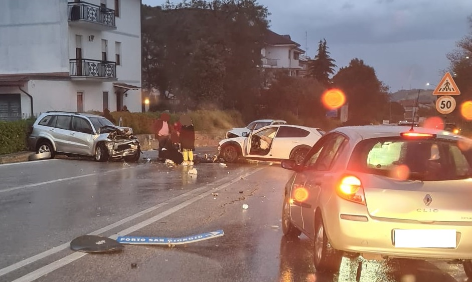 Due incidenti in contemporanea, tre feriti
