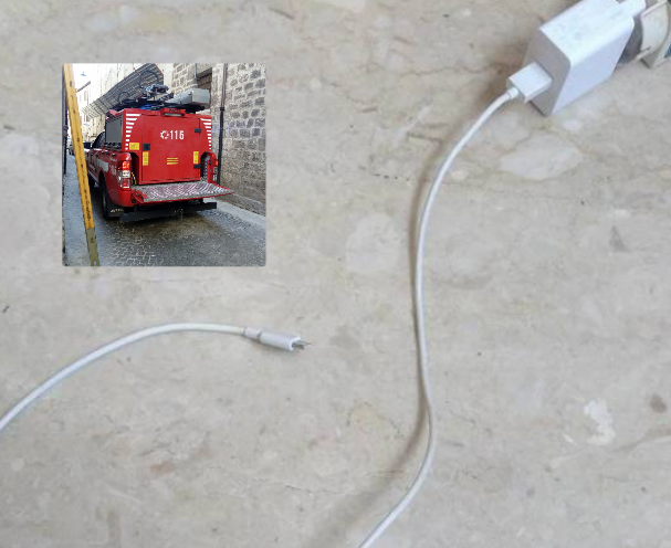 Prevenzione incendi: «Mai lasciare <br> il caricabatterie penzolare <br> dalla presa quando non lo usiamo»