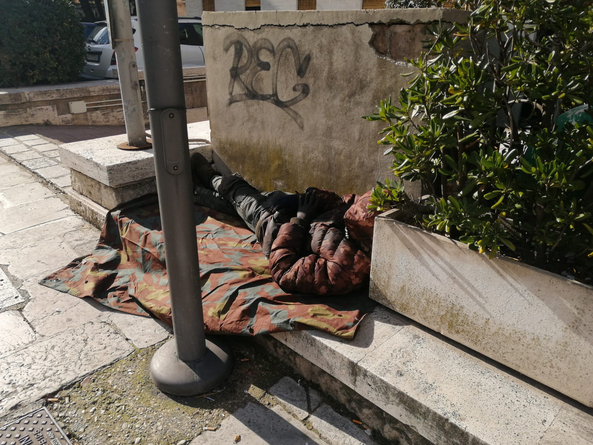 Clochard in giro dopo il coprifuoco, multati <br> «Stiamo presentando ricorso, <br> dove dovrebbero dormire?»