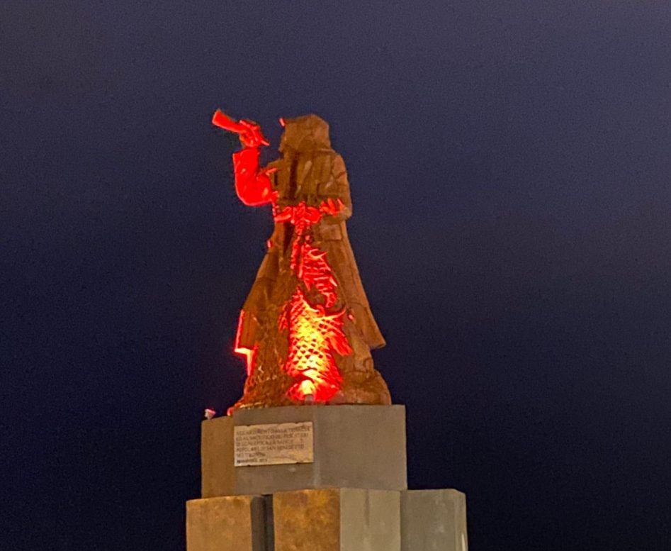 Giornata donazione organi: <br> il Monumento al Pescatore <br> diventa rosso-Aido