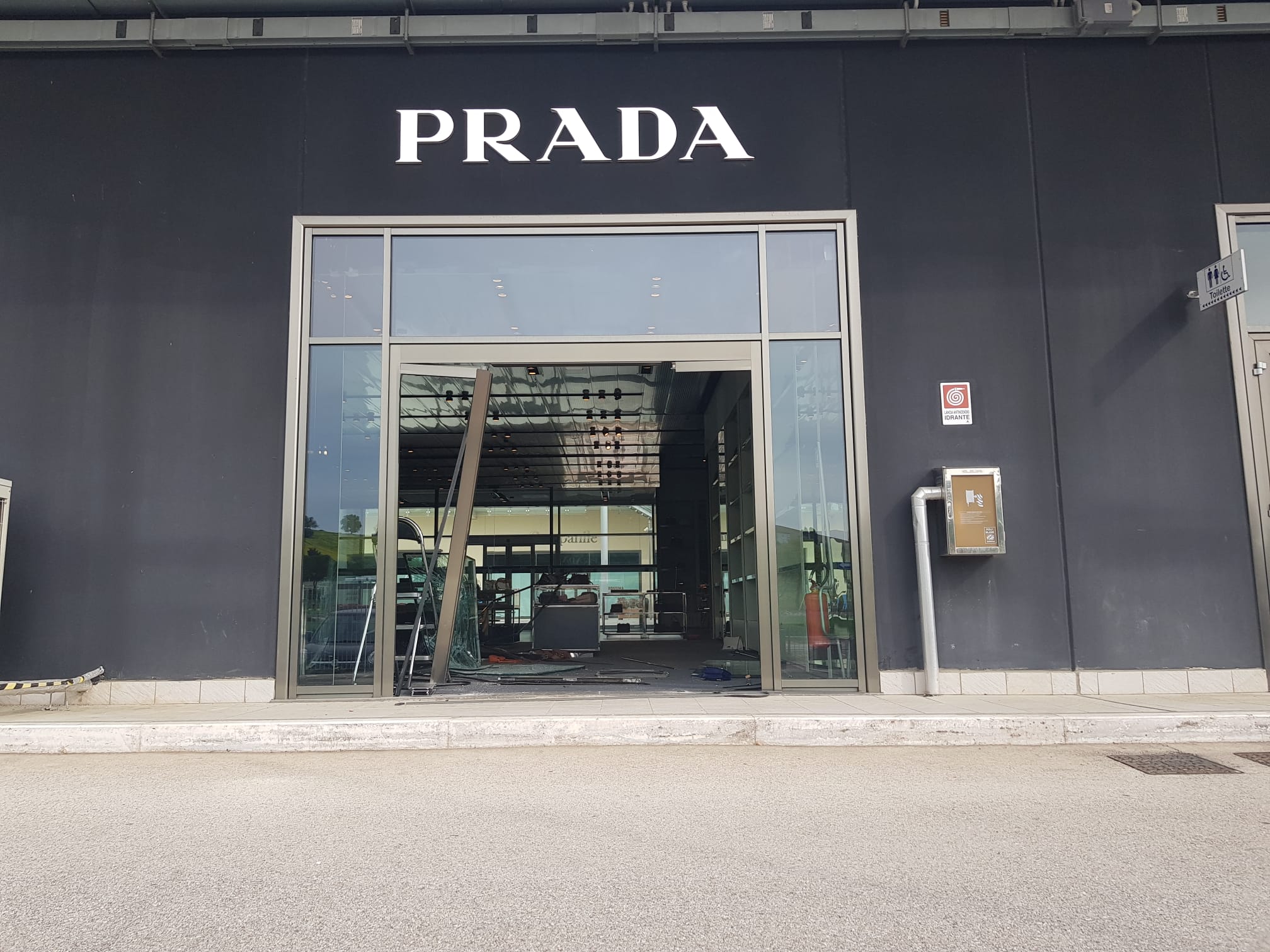 Maxi furto con spaccata da “Prada”: trattore e auto usati come arieti