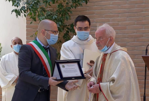 Commozione a Villa Pigna, <br> don Franco Petrucci lascia <br> la guida della parrocchia dopo 47 anni Commozione a Villa Pigna, <br> don Franco Petrucci lascia <br> la guida della parrocchia dopo 47 anni