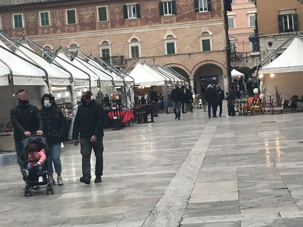 Composta attesa della zona gialla <br> e lo spettro di rallentare i vaccini: <br> una lotta impari
