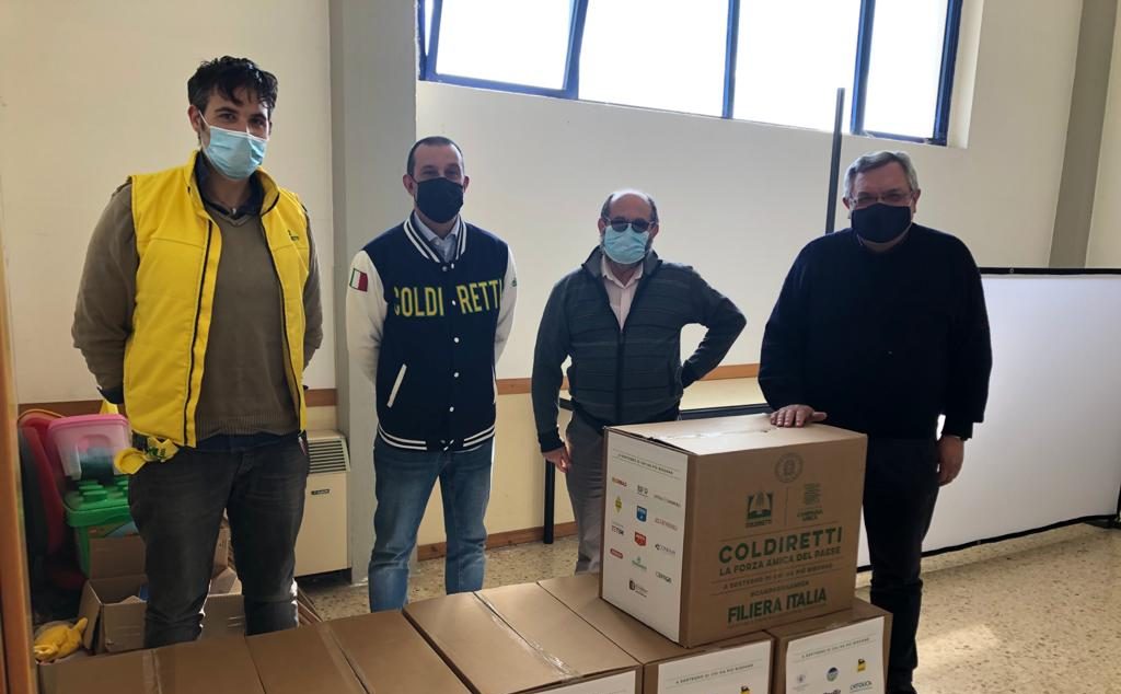 Pasqua 2021, la Coldiretti <br> regala pacchi <br> a famiglie e parrocchie Pasqua 2021, la Coldiretti <br> regala pacchi <br> a famiglie e parrocchie