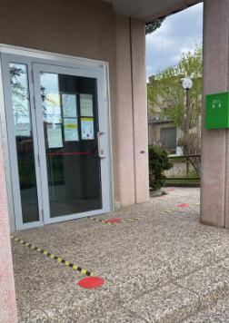 Poste, segnaletica esterna <br> per garantire il distanziamento