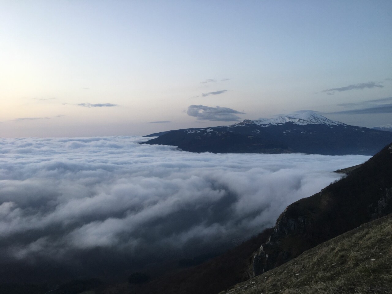Il viaggio delle macerie inizia <br> con l’alba sui Monti Sibillini <span> (Le foto) </span>