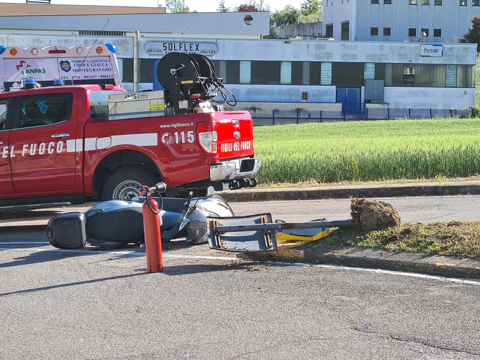 Tragedia sull’asfalto: incidente con lo scooter, muore un 70enne (Le foto)