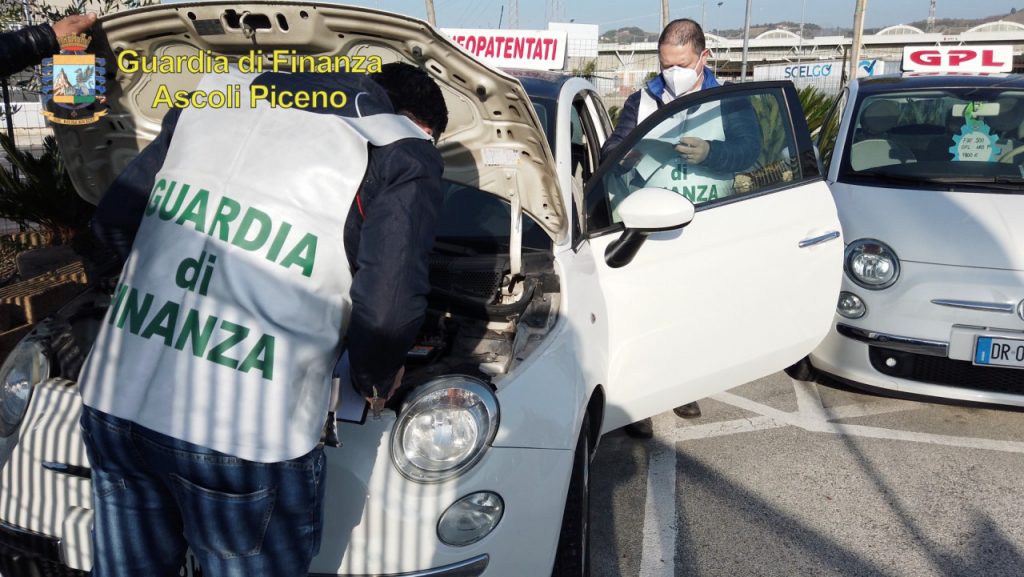 La truffa del concessionario: <br> contachilometri manomessi <br> e automobilisti fregati <span> (Video) </span>