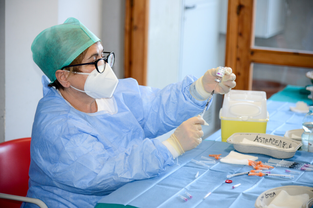 Vaccini: si prenotano 52.000 quarantenni, <br> in arrivo l’ok per lo “Pfizer” <br> per la fascia 12-15 anni