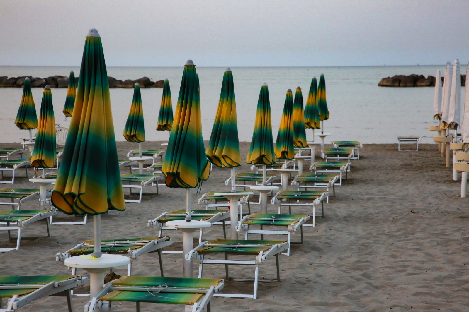 Spiagge libere, ombrelloni, aree bimbi: <br> la Regione aggiorna le linee guida