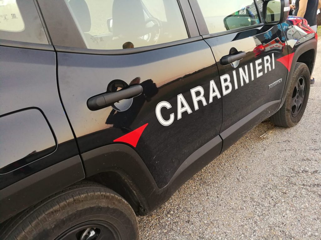 Si barrica al Pronto Soccorso <br> brandendo una siringa <br> intrisa di sangue