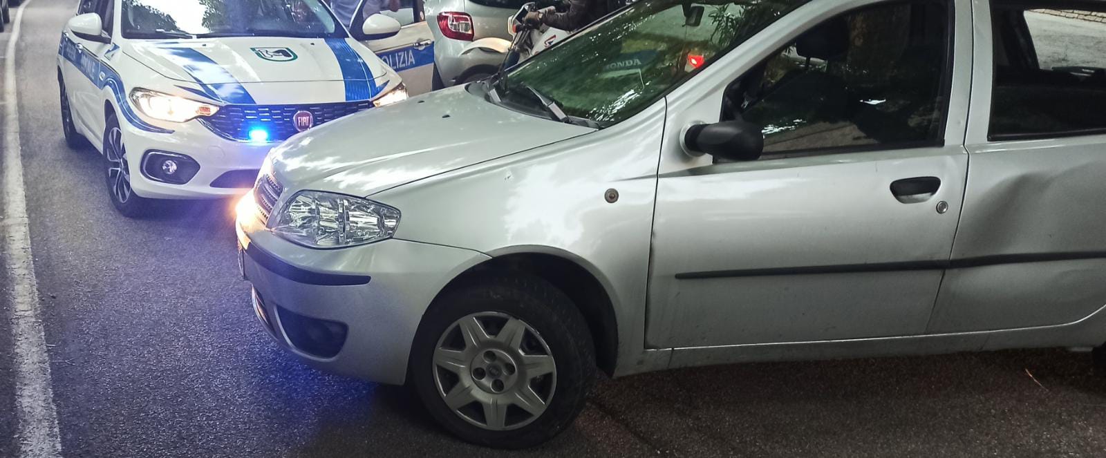 Minorenni rubano un’auto e scappano: <br> inseguimento da film, bloccati e denunciati