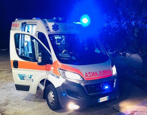 Auto con due coniugi a bordo <br> vola nella scarpata: grave un 70enne
