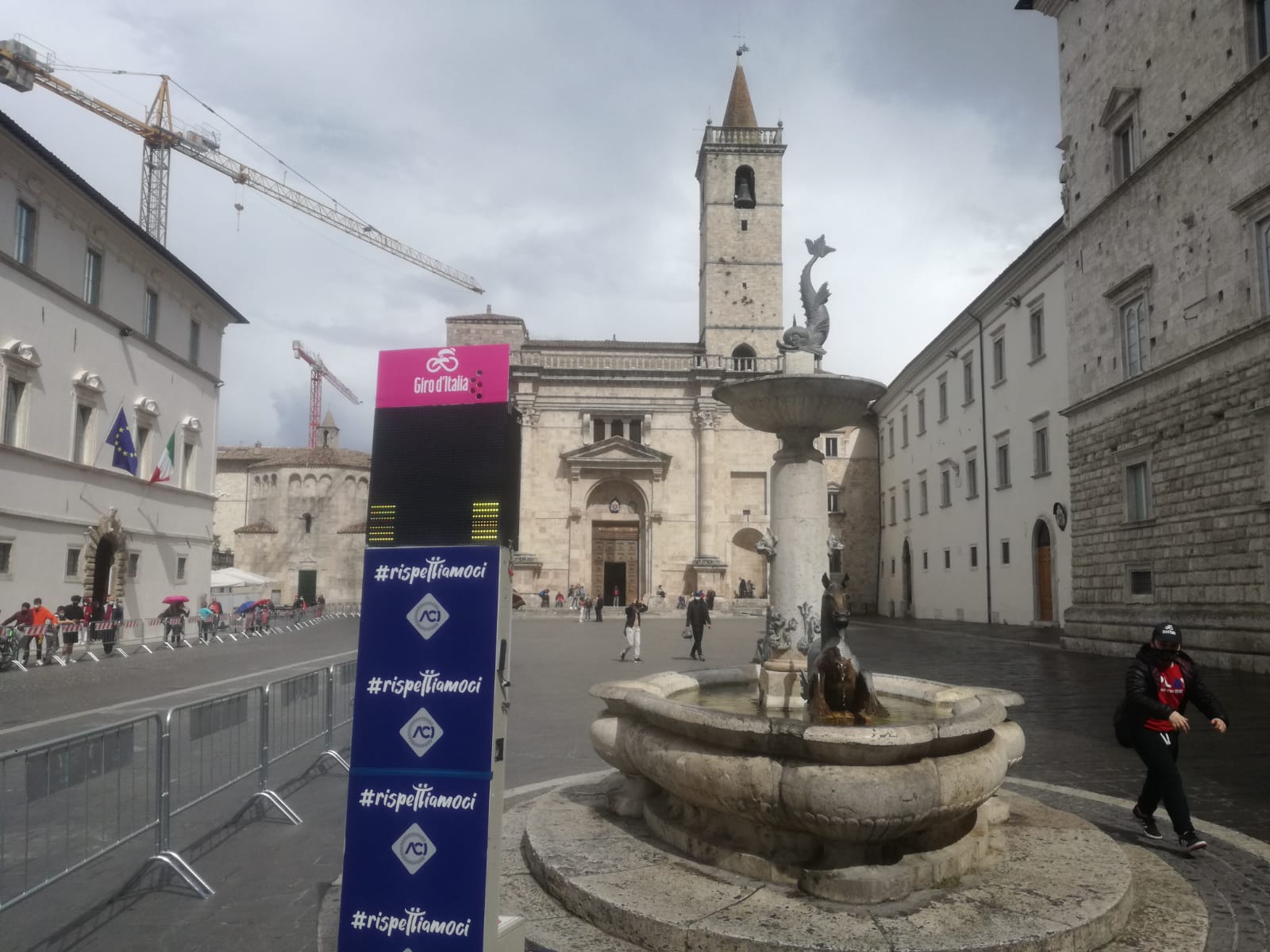 Ascoli riabbraccia il Giro d’Italia, <br> emozioni e bellezze in vetrina <br> sotto le Cento Torri <span> (La fotogallery)