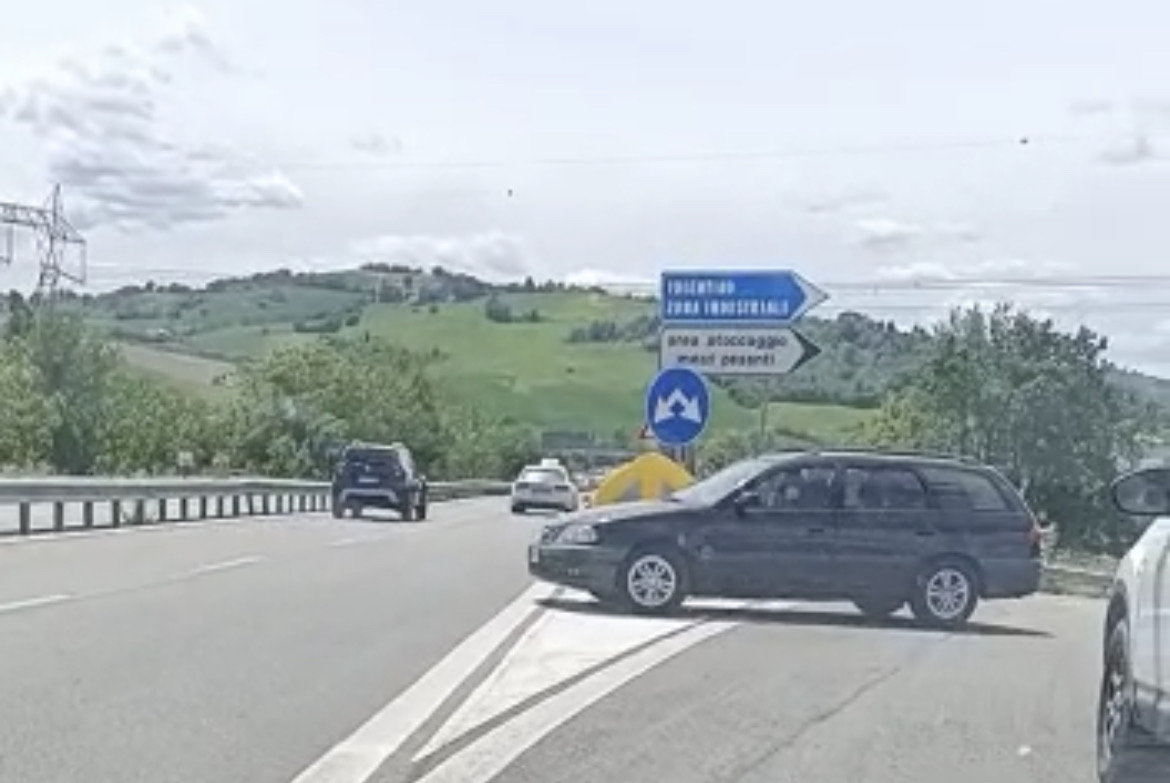 Superstrada, contromano bis: <br> automobilista si ferma sulla rampa <span> (Video) </span>