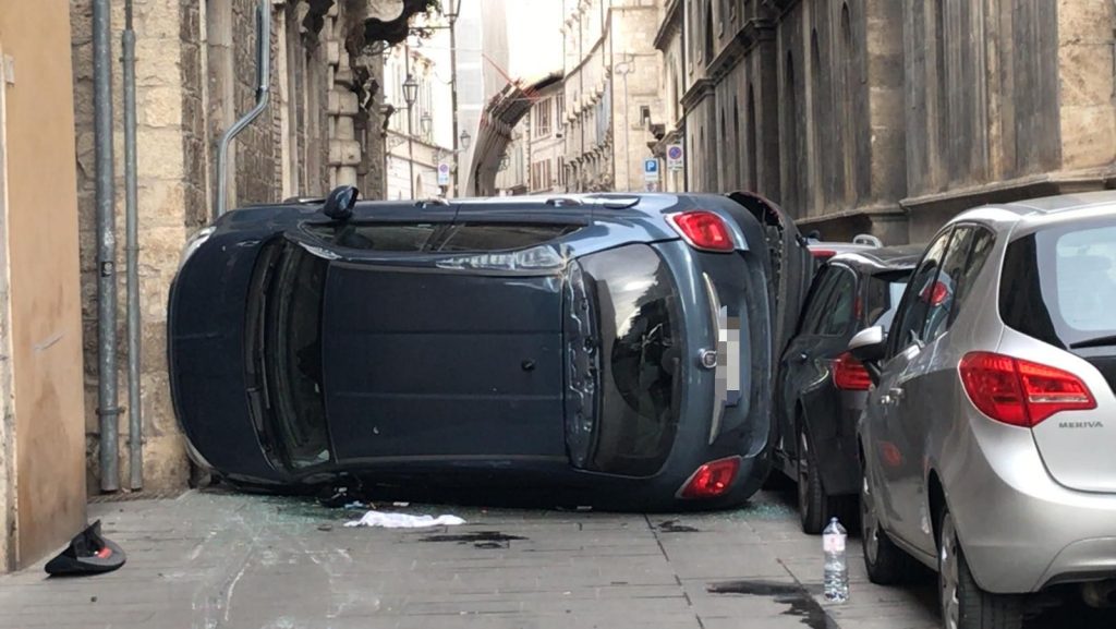 Si ribalta con l’auto <br> in pieno centro ad Ascoli <br> <span> (Video e foto)
