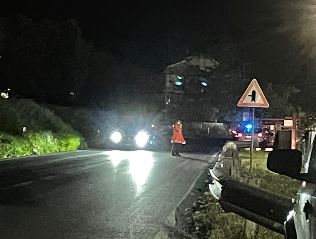 26enne ubriaca invade la corsia opposta: gravissimo un motociclista