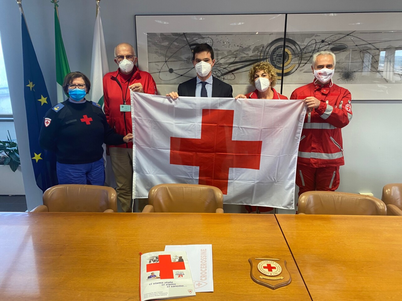 La bandiera della Croce Rossa <br> accanto a quella della Regione