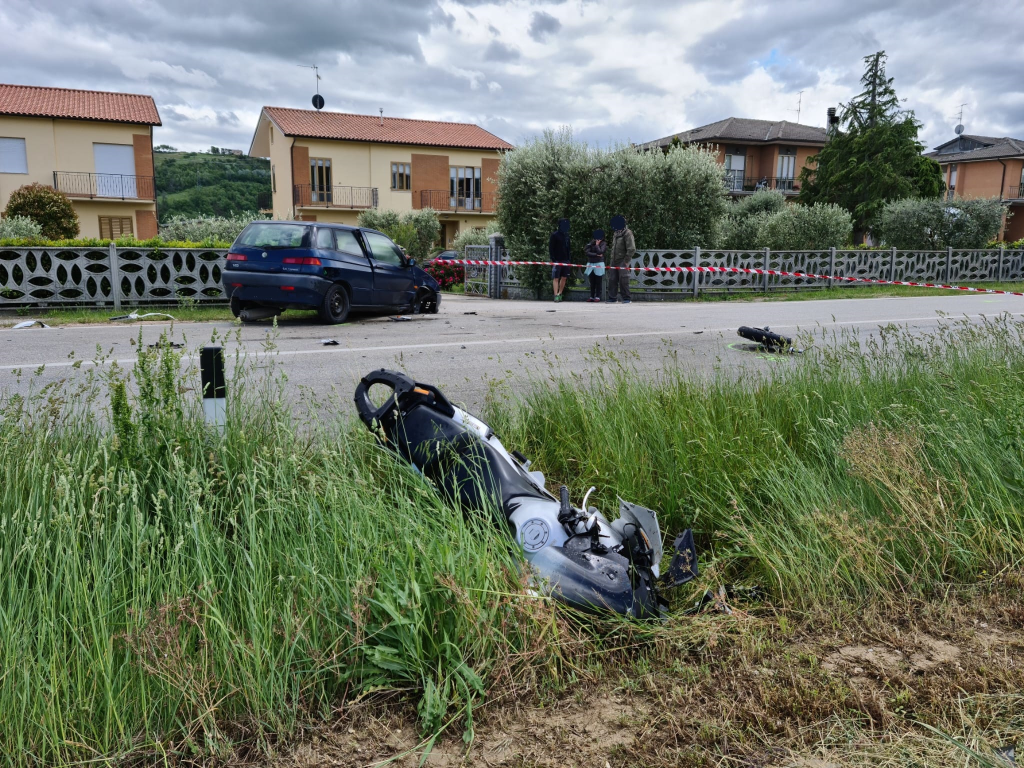 Schianto fatale con la moto, muore un ventenne (Le foto)
